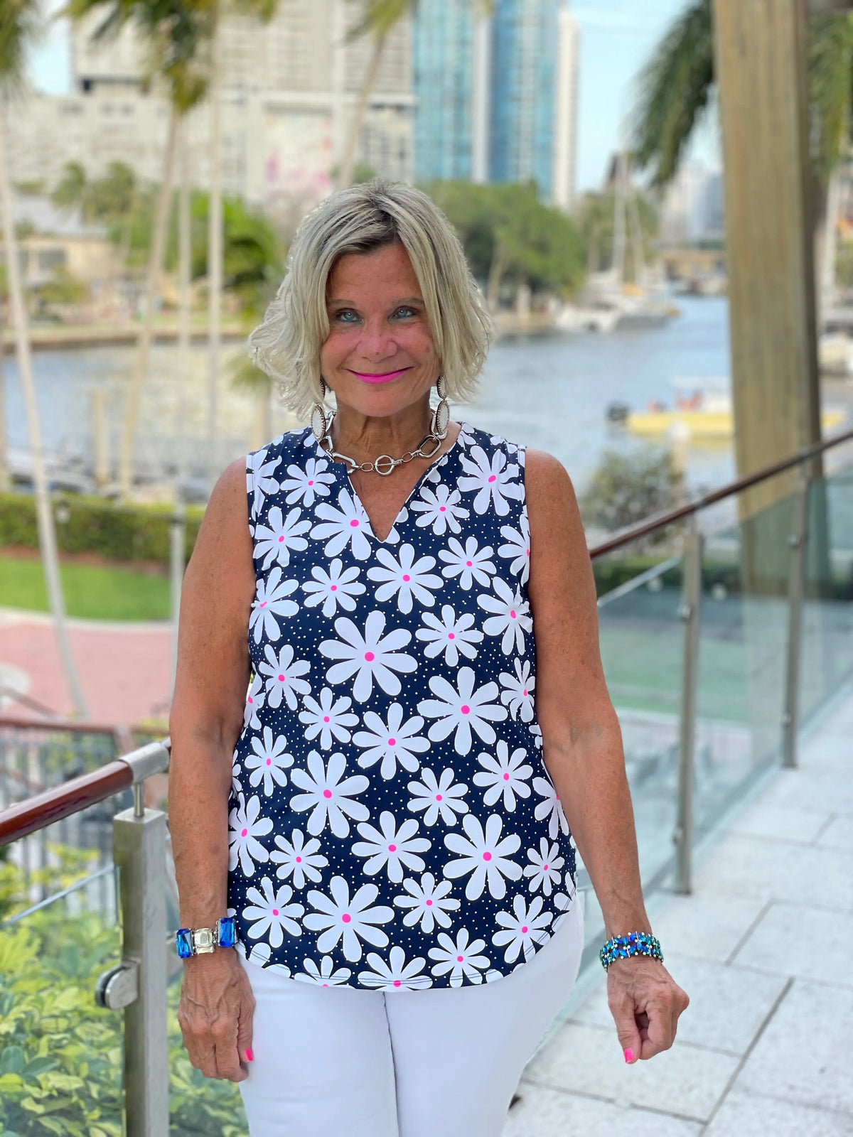 DAISY DAY SLEEVELESS V-NECK TOP