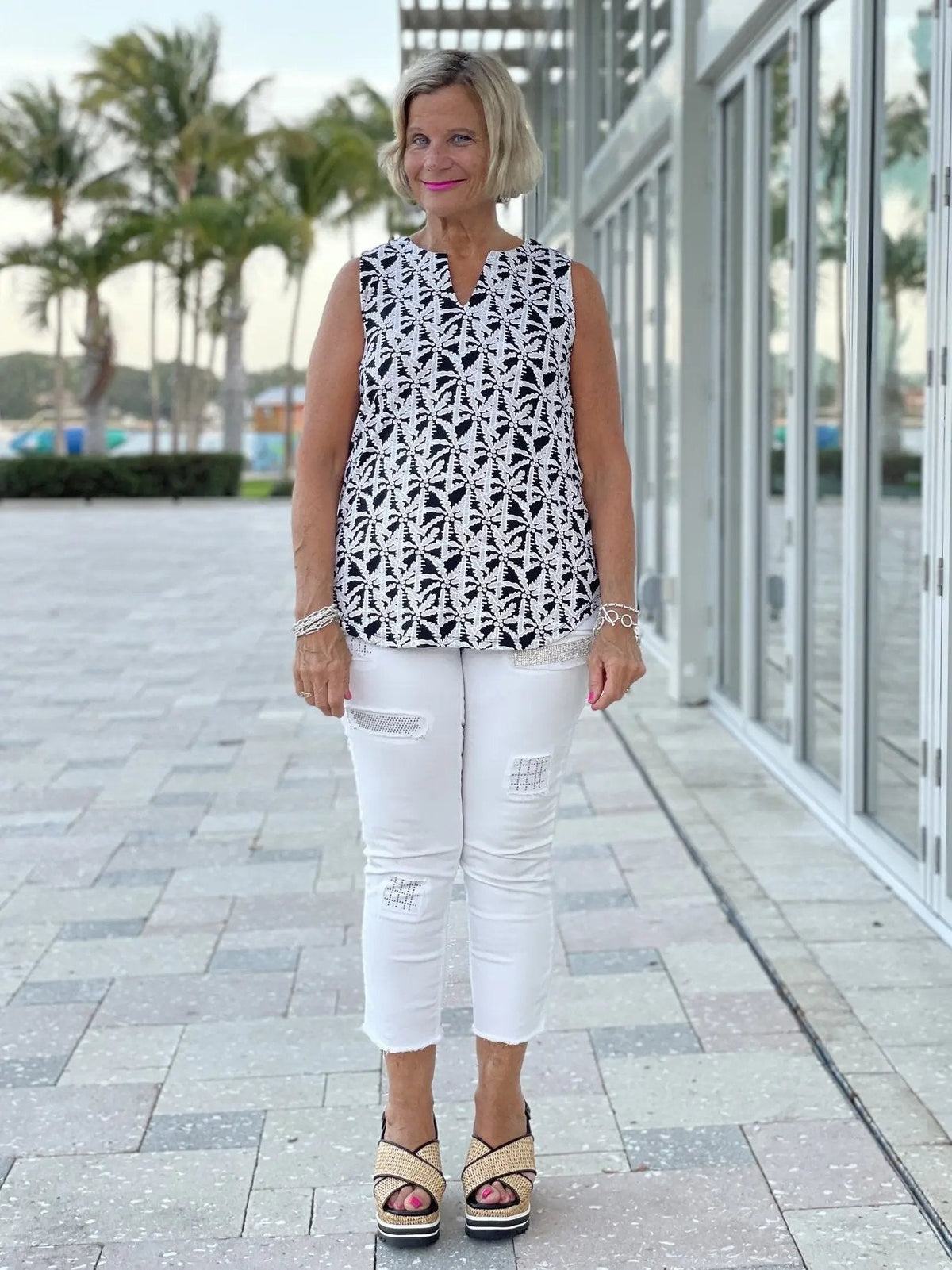 BLACK AND BEIGE SLEEVELESS TOP