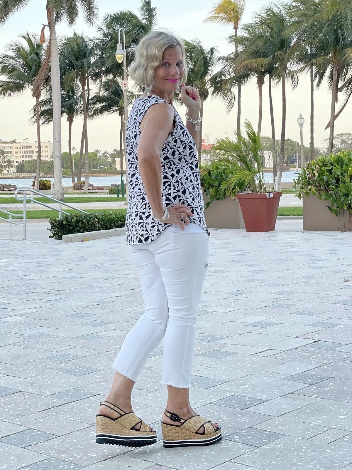 BLACK AND BEIGE SLEEVELESS TOP